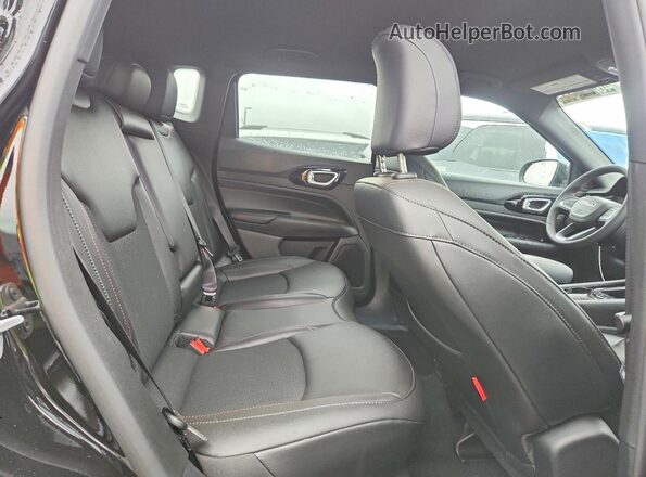 3C4NJDDN9ST570021 2025 JEEP COMPASS Black Вид задньої частини салону