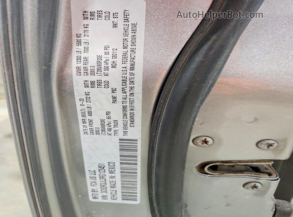 3C63R3JL3RG123451 2024 RAM 3500 Silver Շարժիչի բաժամունքի տեսք