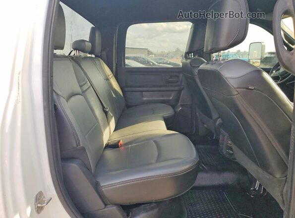 3C63RRGL0NG338337 2022 RAM 3500 White Rear interior view