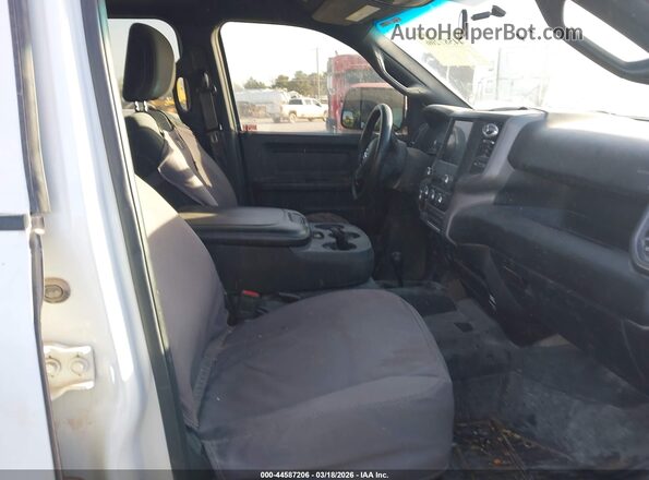 3C6UR5HJ8NG438261 2022 RAM 2500 White Front interior view