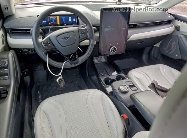 3FMTK3SU2MMA26574 2021 FORD MUSTANG MACH-E PREMI Красный Вид панели приборов