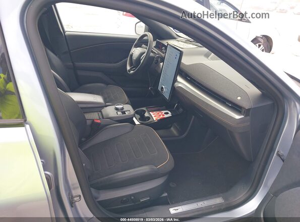 3FMTK4SE1NMA52082 2022 FORD MUSTANG MACH-E Light Blue Вид салону спереду