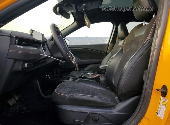 3FMTK4SE3MME03086 2021 FORD MUSTANG Золотой Вид салона спереди