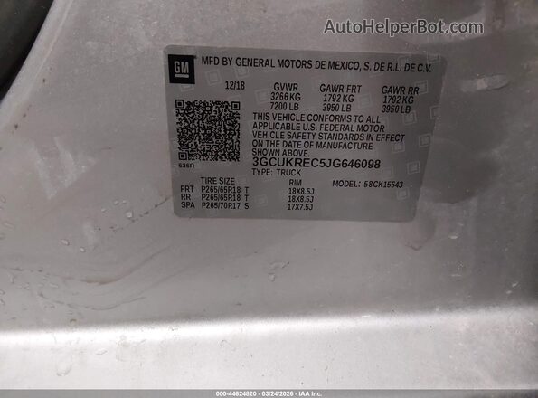 3GCUKREC5JG646098 2018 CHEVROLET SILVERADO Gray Vista del compartimento del motor