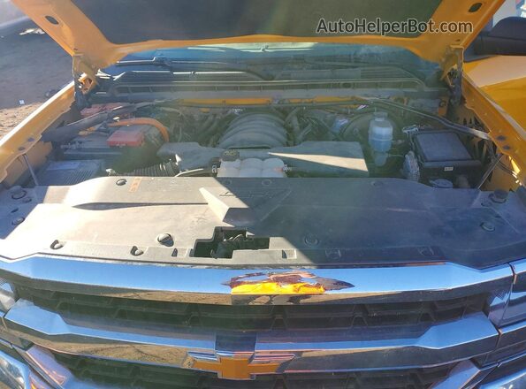 3GCUKRER4JG376141 2018 CHEVROLET 1500 Yellow Rear interior view