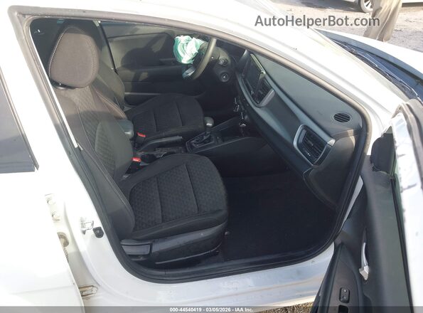 3KPA24AB2KE181733 2019 KIA RIO White Вид салону спереду
