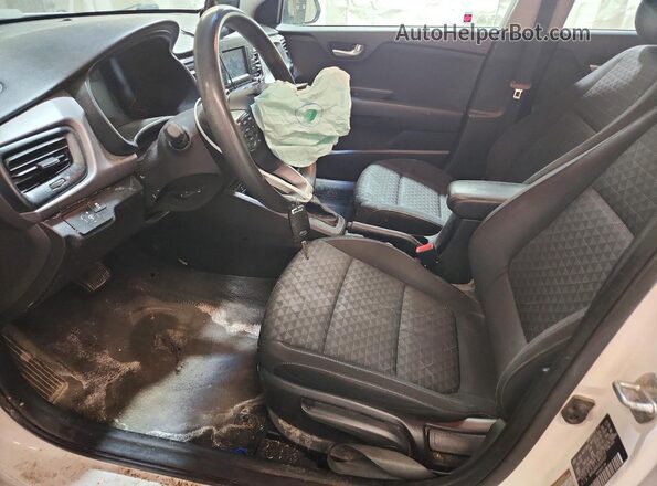 3KPA24AB3JE097337 2018 KIA RIO Белый Вид салона спереди