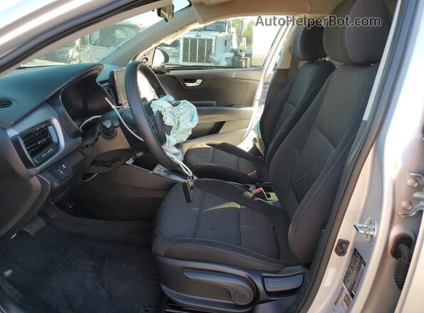 3KPA24AD4NE479111 2022 KIA RIO Silver Widok wnętrza z przodu