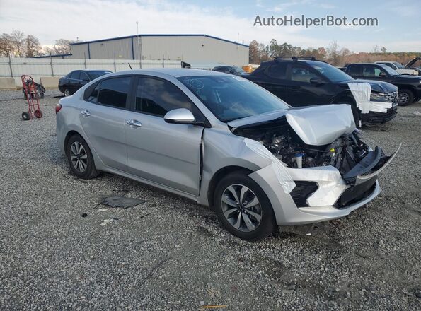 3KPA24AD4PE578711 2023 KIA RIO Серебряный Передняя правая четверть