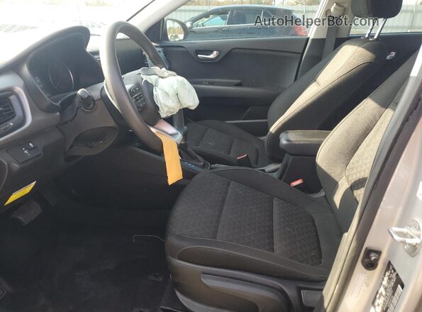 3KPA24AD4PE578711 2023 KIA RIO Серебряный Вид салона спереди