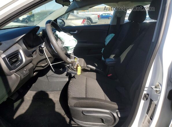 3KPA24AD5ME375189 2021 KIA RIO White Widok wnętrza z przodu