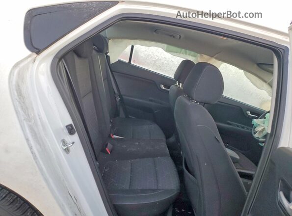 3KPA24AD6ME407096 2021 KIA RIO White Widok tylnych siedzeń