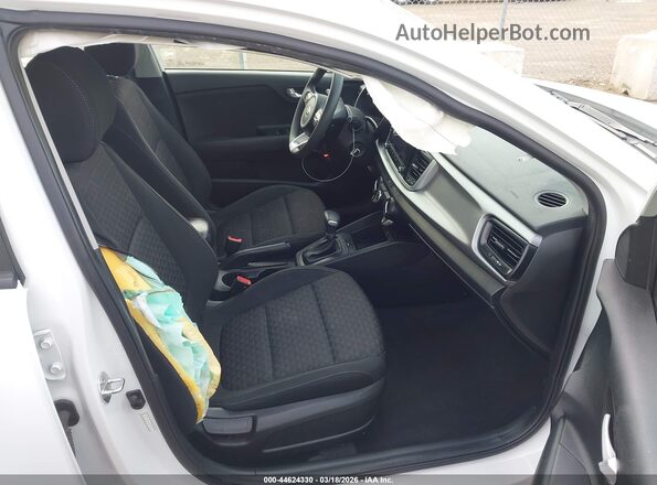 3KPA24AD7ME375730 2021 KIA RIO White Front interior view