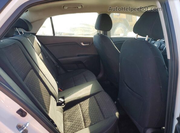 3KPA24AD7ME392818 2021 KIA RIO White Widok tylnych siedzeń