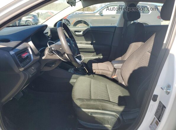 3KPA24AD7ME392818 2021 KIA RIO White Widok wnętrza z przodu