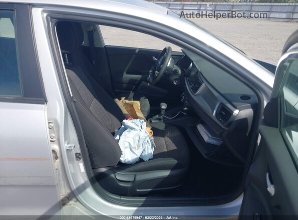 3KPA24AD7ME395587 2021 KIA RIO Silver Вид салону спереду