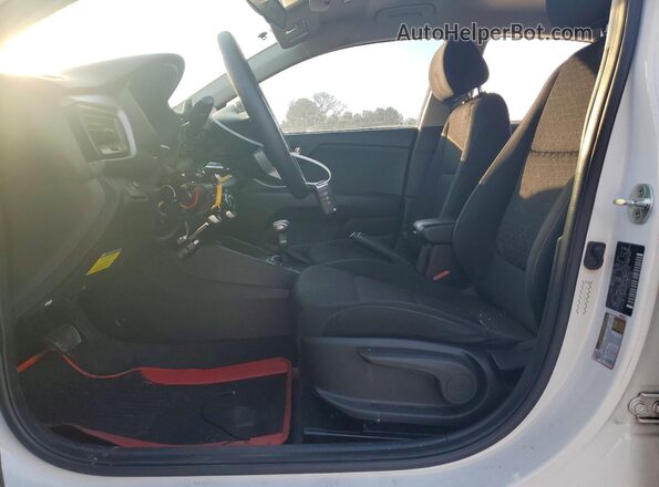 3KPA24AD9ME422174 2021 KIA RIO White Widok wnętrza z przodu