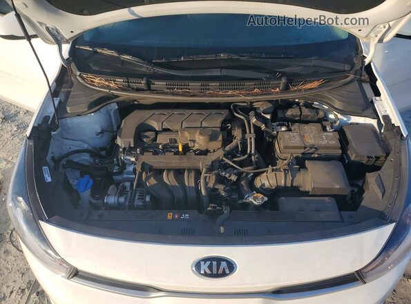 3KPA24AD9ME422174 2021 KIA RIO White Widok wnętrza z tyłu