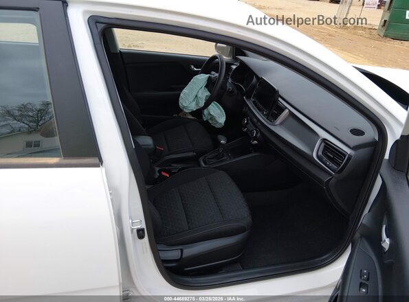 3KPA25AD9PE558654 2023 KIA RIO 5-DOOR White Widok wnętrza z przodu