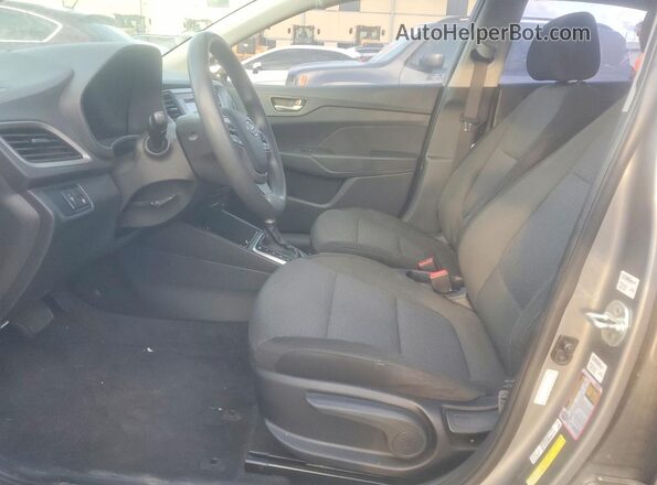 3KPC24A60ME145988 2021 HYUNDAI ACCENT Серебряный Вид салона спереди