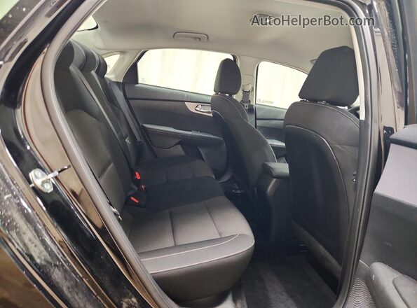 3KPF24AD4RE733783 2024 KIA FORTE Black Widok tylnych siedzeń