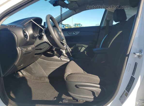3KPF24AD6ME292165 2021 KIA FORTE White Front interior view