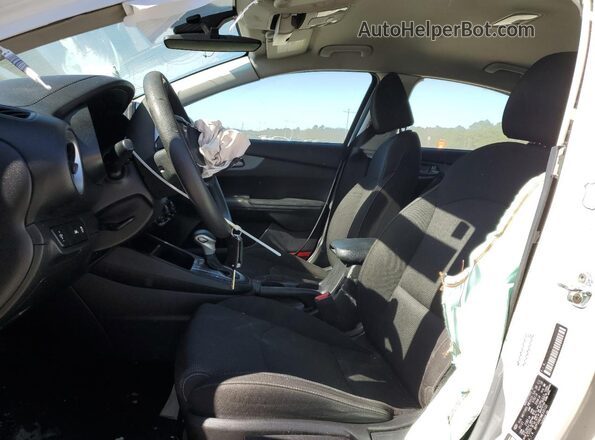3KPF24AD9ME335123 2021 KIA FORTE White Vista interior delantera