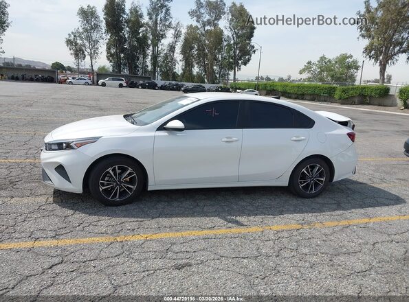 3KPF24ADXRE715014 2024 KIA FORTE White სალონის 360-გრადუსიანი ხედი