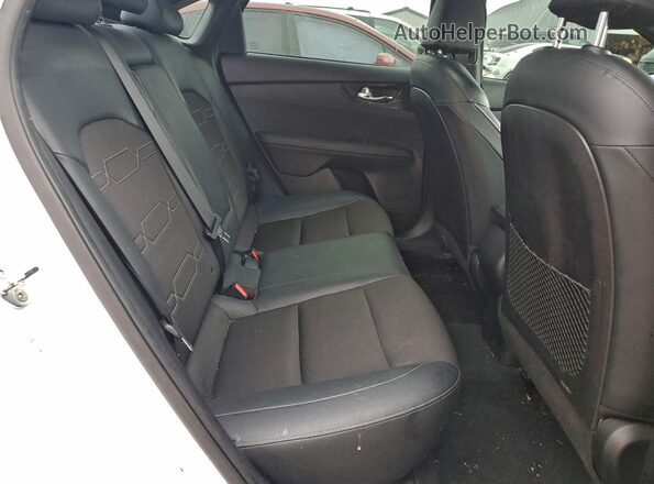 3KPF34AD3ME310294 2021 KIA FORTE White Widok tylnych siedzeń