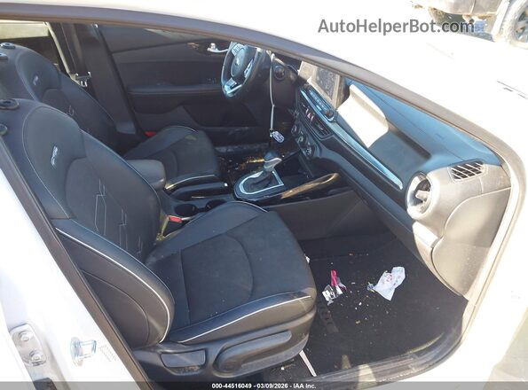 3KPF34AD3ME341254 2021 KIA FORTE White Vista interior delantera