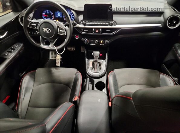 3KPF44AC6ME366525 2021 KIA FORTE Red Widok deski rozdzielczej