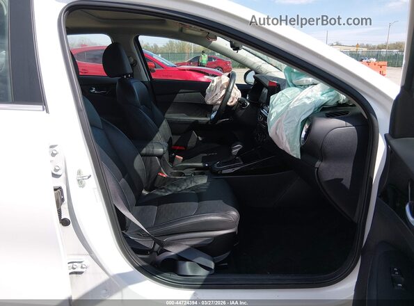 3KPF54AD4ME388223 2021 KIA FORTE White Widok wnętrza z przodu