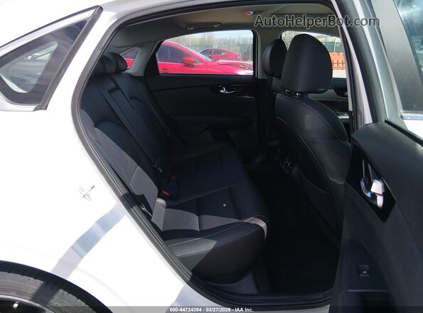 3KPF54AD4ME388223 2021 KIA FORTE White Widok naklejki z numerem VIN