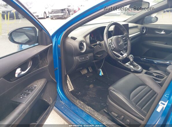 3KPF54AD5PE597572 2023 KIA FORTE Blue Вид салону спереду