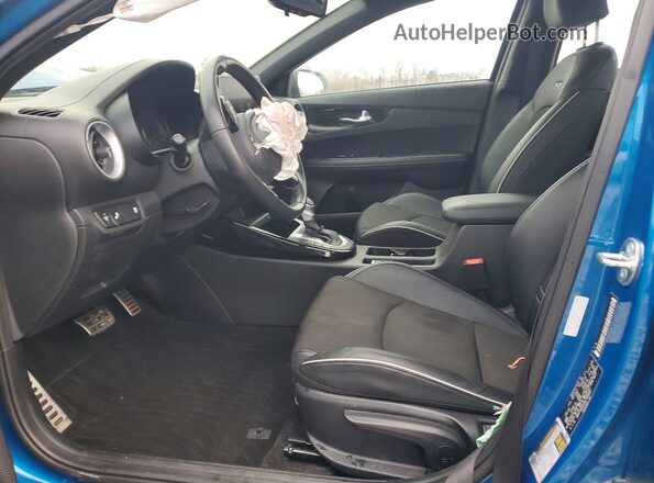 3KPF54AD8RE704049 2024 KIA FORTE Blue Вид салону спереду