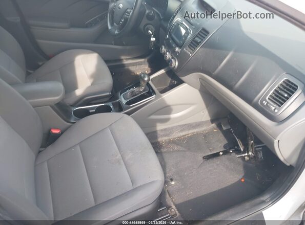 3KPFK4A76JE283648 2018 KIA FORTE White Widok wnętrza z przodu