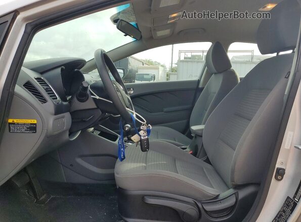 3KPFL4A75HE078135 2017 KIA FORTE Silver Widok wnętrza z przodu