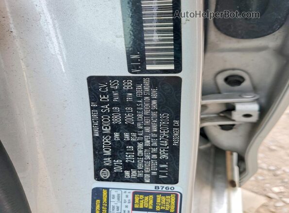 3KPFL4A75HE078135 2017 KIA FORTE Silver Widok komory silnika