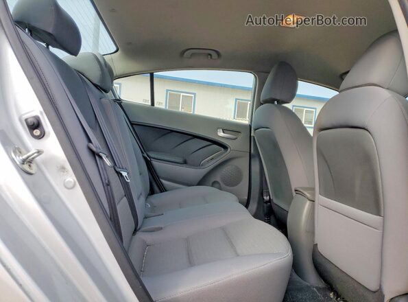 3KPFL4A75HE078135 2017 KIA FORTE Silver Widok tylnych siedzeń