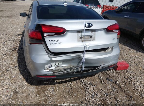 3KPFL4A89HE055465 2017 KIA FORTE Серебряный Вид спереди