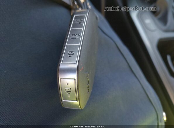 3KPFT4DE4SE139797 2025 KIA K4 Gray Vista del salpicadero