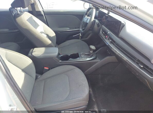 3KPFT4DE6SE184370 2025 KIA K4 Кремовый Вид салона спереди