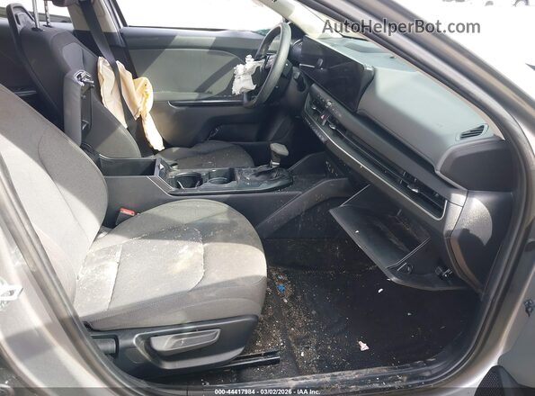3KPFT4DE8SE038102 2025 KIA K4 Silver Widok wnętrza z przodu