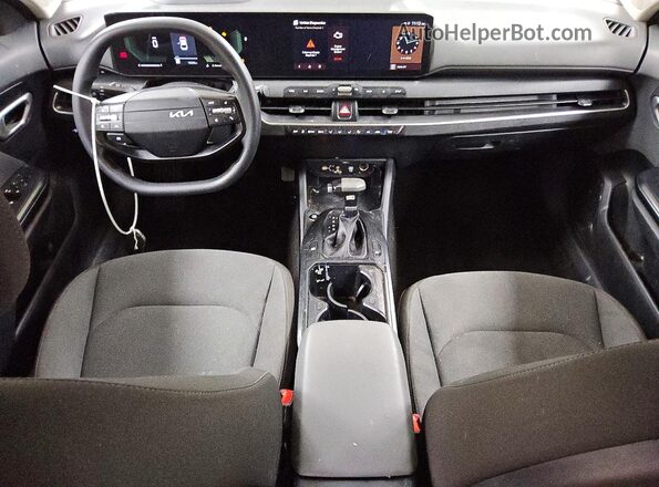 3KPFT4DE8SE144565 2025 KIA K4 Red Вид панелі приладів