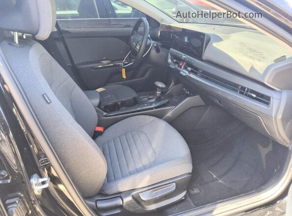 3KPFU4DEXSE240453 2025 KIA K4 Black წინა სალონის ხედი