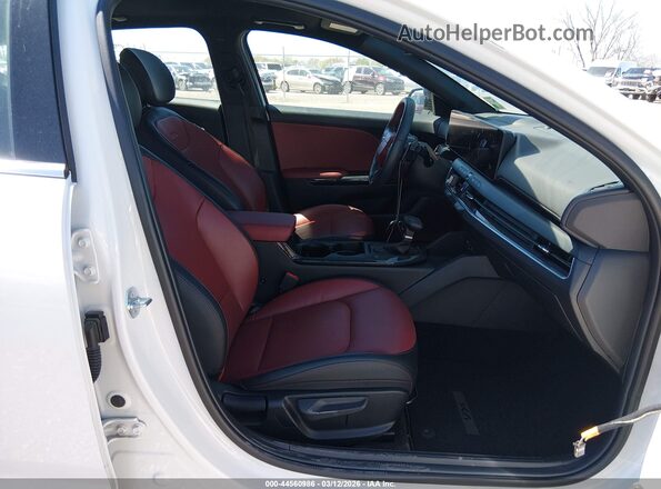 3KPFW4DE2SE122987 2025 KIA K4 White Vista interior delantera