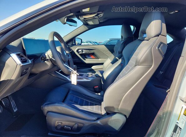 3MF13DM02R8E83696 2024 BMW M2 Silver Front interior view