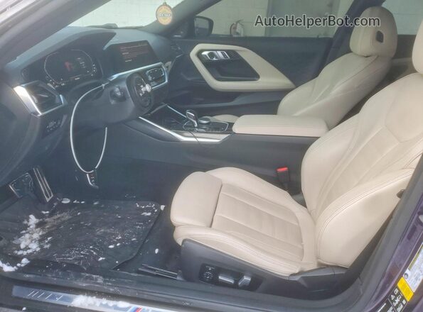3MW53CM00N8C72969 2022 BMW M2 Purple Front interior view