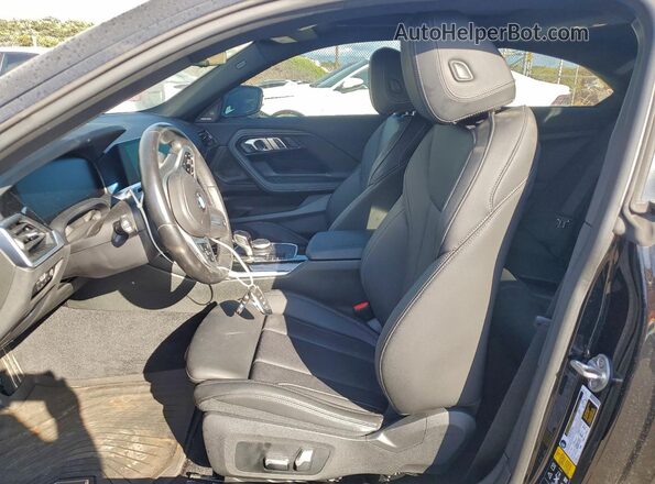 3MW53CM02N8C78644 2022 BMW M2 Black წინა სალონის ხედი