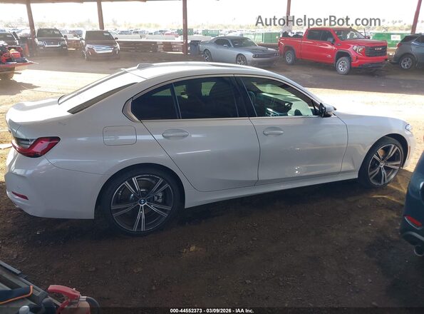 3MW69FF01R8E78048 2024 BMW 3 SERIES White Widok wnętrza z tyłu
